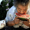 貓咪陪著奶奶一起吃西瓜、一起採花，但故事到了最後....瞬間暖哭一票網友！