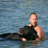 超兇猛的熊衝到海裡幾乎溺斃，英勇的先生奮不顧身的跳進海裡...他的選擇讓人肅然起敬！
