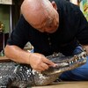 34年前買了一隻鱷魚，男子每天帶牠上街幫牠刷牙：「我沒想到牠會長這麼大」