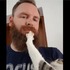 看見喵皇對把拔伸出爪子,想說一定是惹主子生氣了...但絕對想不到竟然是在「踏踏」呀!