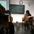 勤學狗狗溜進教室坐挺挺上課...結果「聽不懂」,乾脆黏女同學腳邊睡爽爽!