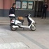 「你又霸佔我的車!」警察叔叔看著「妨礙執法」的橘貓超無奈,網友表示「太過分!必須逮捕拘留一輩子」
