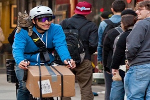 費城一腳踏車快遞員吸引路人目光，因為肩上趴著一隻貓咪搭檔一起送貨，不吵不鬧超可愛！