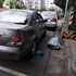 又冷又濕!車胎旁擺飼料和水還「綁車外過夜」,狗狗冷到躲窩裡發抖