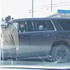 聽到愛狗被「逮捕」,急急忙忙趕到現場...結果看到這個畫面就笑死啦XD