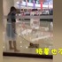 狗子不肯走,主人甩手走人後牠忙追
