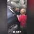 可以幫爸爸開一下車門嗎?小男孩打開車門收到小奶狗,親親抱抱太開心!