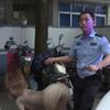 醉漢和狗對罵半小時後竟然「酒駕及破壞公物罪」被捕,二哈:怪我咯?