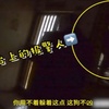 呆萌金金尾隨進家,怕狗男子躲窗台哭到崩潰「報警求救」,警到場安慰:「你別哭,這隻狗不咬人」