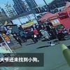 大爺遛狗不牽繩,陌生女抱起狗就跑!