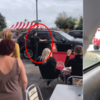 暖心!天氣高溫,法鬥被主人遺忘在車內,女警接連用斧頭和警棍砸車窗救狗!