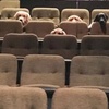 服務犬來劇院看表演,畫面萌化了很多網友,但竟然不是來看戲,而是訓練的一部分!