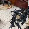 狗狗把塑膠袋咬的滿地都是,卻被網友讚爆:也太有藝術感了吧!
