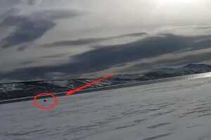 俄羅斯漁民發現冰面上有一個會動的黑點，跟蹤了幾天後才發現是一隻狗！