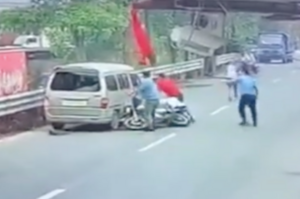廣東一男子偷狗後還想撞人，沒想到直接被村民開卡車撞爆！
