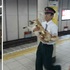 無票旅客禁止上車!柴柴擅闖火車站,還乖乖排隊等上車,最後卻被整隻抱走:本汪的身高不用買票啊?!