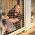 男子「直播」在收容所籠子內的生活,除非有「300隻」動物被領養不然不會離開!