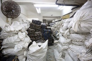 香港貨櫃裡裝滿一堆白色麻袋，裡面的內容物會讓人感到超不舒服！