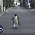 日本帝王企鵝住在人類家中,每天搖搖擺擺走到魚市討魚吃,背著企鵝背包成當地網紅!(影片)