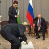 俄總統普丁收到「生日禮物」，鐵血硬漢一秒融化～馬上離開座位要去抱ＸＤ