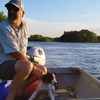 這名男子滑著船到湖中釣魚，原本以為自己釣到一條大魚結果拉起來卻是...一隻呆萌的狗狗Σ(lliдﾟﾉ)ﾉ