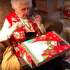 老奶奶一直想要養隻貓...當她收到這個「最棒的聖誕禮物」時，反應真的讓人超感動！
