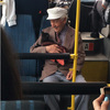 爺爺暖抱小黑貓搭公車，甜蜜對看的幸福笑容...感染了整車的民眾！