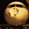 撞到超人？飛機空中撞擊不明物體，降落後發現機鼻凹了超大一個洞...
