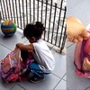 妹妹書包塞「幼幼」想帶去學校陪上課，被把拔抓包...邊笑邊拉開拉鍊把狗抱出XD.