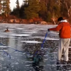 看見結冰的湖泊上有個黑影在竄動，男子立刻穿上滑冰裝備奔上前去！