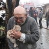 房子燒成灰燼，83歲爺爺發現心愛的貓還活著...緊抱小貓哽咽難過的畫面超心碎！
