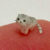 近看是可愛的貓咪黏土，等到「鏡頭一拉遠」，超驚人工藝讓網友全驚呆！
