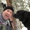 雪山上突然有隻親人狗狗靠近，翻了翻牠身上的吊牌...登山客便邊笑邊融化了！