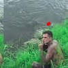 男子專心拍攝鱷魚，就在轉頭跟朋友講話的瞬間，鱷魚已經游到身邊...