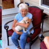 奶奶失去愛犬後悶悶不樂，家人送幼犬給她瞬間淚崩：「這麼久以來第一次痛哭...」
