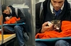 紐約地鐵上一名男子溫柔的幫小貓餵奶，照片一上網路迅速爆紅：「重新再次相信人性本善」