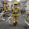 新入隊的「消防小狗狗」妨礙消防員健身：「你要訓練怎麼可以不帶我一起？！」
