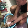 「準爺爺」要教兒子如何幫未來的孫子洗澡，於是他把自家「貓咪當成嬰兒」示範