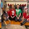 拍攝聖誕賀卡卻受到「狗狗搗亂刷存在」，每一張照片牠都入鏡搞怪笑翻網友！
