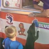 「可以先給牠冰淇淋嗎？」小暖男堅持先讓狗狗吃到冰淇淋，才盡情享用自己的，真的是小暖男！