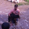 生死一瞬間！男子縱身跳入湍急河水，拯救了命在旦夕的年邁狗奶奶！
