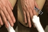 如果你一定要把手放在貓爪上，你的貓一定會很不爽！你知道這是為什麼嗎？