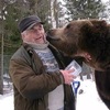 「不能沒有你」失去親人的熊孩子看見芬蘭熊爸出現，馬上祭出愛的舔舔♥