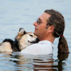 「現在換我報答你了」男子甘願每日浸泡湖水中，只求愛犬能夠安穩入眠