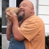 「我的岳父很開心..因為牠撿到一隻貓」大塊頭大叔用雙手將小喵喵捧在手心呵護...強烈的對比真的太暖心了！！