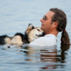 主人捨不得把20歲老狗安樂死...每天都抱著愛犬到湖裡做水療，超溫馨畫面惹哭上萬網友！