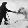 蘇聯軍人遇到北極熊沒有轉身逃跑，送給牠一個小禮物後...竟建立了一段令人羨慕的友誼！！