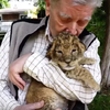 從醫50年的92歲退伍軍人受邀造訪動物園與獅子近距離接觸，完成畢生夢想！