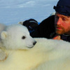 保育員幫北極熊做完體檢後，熊寶寶的超萌互動...網友看了心全融化！