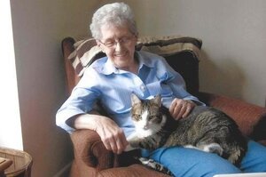 陪伴彼此13年，奶奶跟愛貓在「同一天過世」，一起走向天堂！